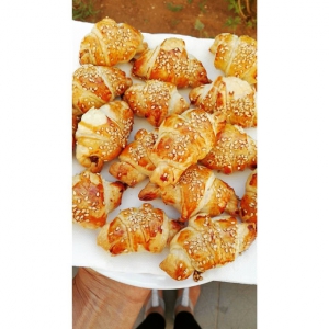 Mini-Croissants com alheira e tâmaras