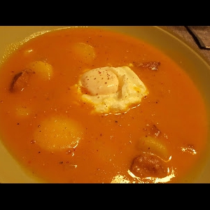 Sopa com batatas e chouriço