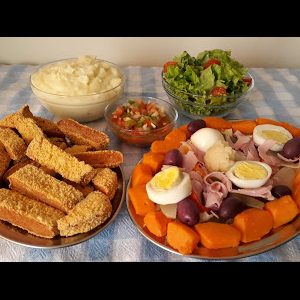 PALITOS de STEAK de frango c/salada mista, purê de batata + dicas de conservas