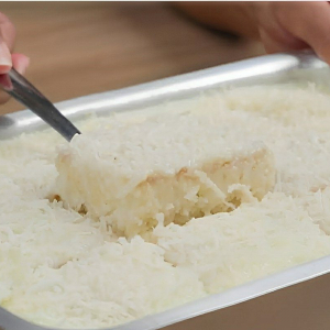 Bolo gelado de coco muito fácil de fazer é só misturar os ingredientes à mão e levar pra assar