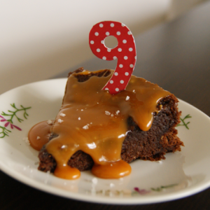 Aniversário do blog: Bolo de Chocolate com Calda de caramelho e flor de sal