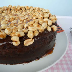 bolo-brownie com caramelo e amendoim