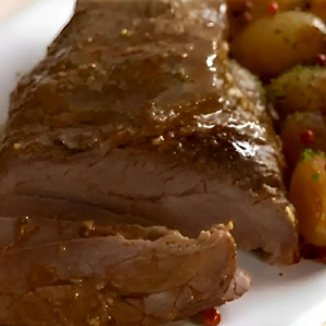 Carne assada na panela de pressão suculenta e saborosa para o seu almoço ou jantar