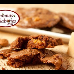 Cookies de chocolate com pedaços de doce de leite e amêndoas