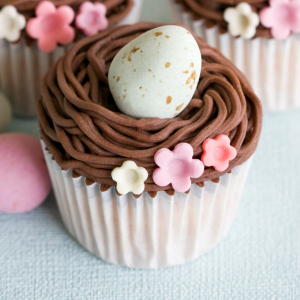 Cupcake de Páscoa com ninho de chocolate