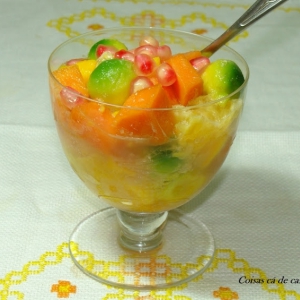 Salada de frutas com calda de romã
