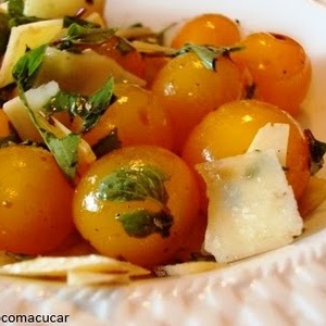 Tomatinhos amarelos e Manjericão