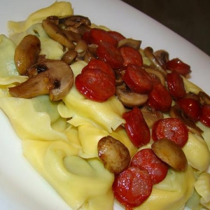 Tortellonis Recheados com Ricotta e Espinafres com Linguiça e Cogumelos