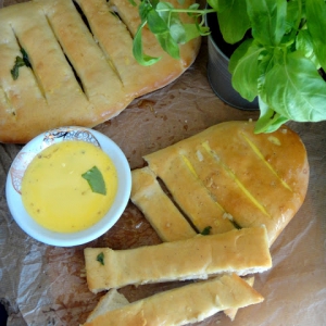 Palitos de pão com manteiga de alho e manjericão