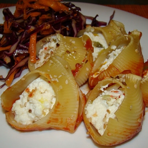 Lumaconis recheados com Requeijão e Salada de Couve Roxa com Cenoura