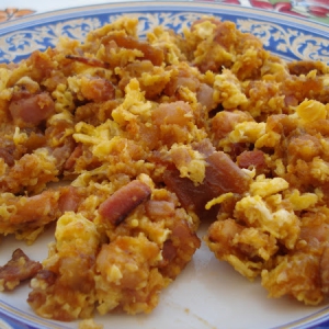 Ovos mexidos com farinheira e bacon