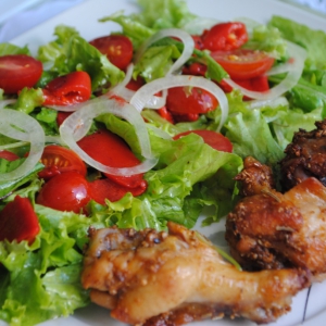 Salada básica e coxinha de frango assada