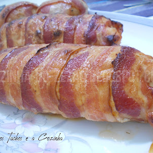 Peitos de frango recheados e enrolados em bacon