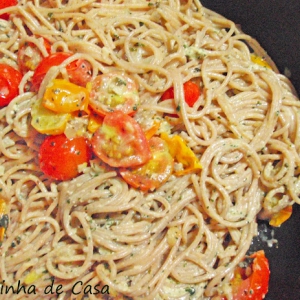 Espaguete integral com tomates coloridos e creme de ricota