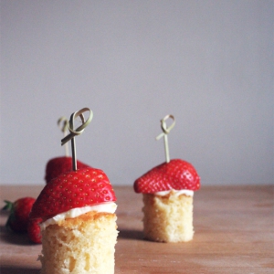 Espetadas de bolo com morangos/ Strawberry and cake on a stick