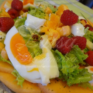 Salada de Alface com Ovo, Queijo e Framboesas em Cama de Meloa com Ervas Aromáticas Frescas