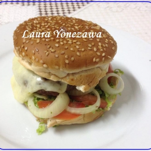 Hambúrguer e molho caseiro para hambúrguer, de Laura Yonezawa