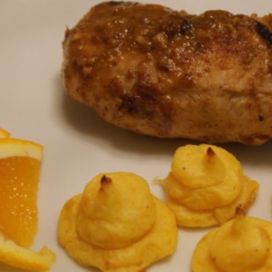 Peito de frango recheado acompanhado por mimos de batata e cenoura