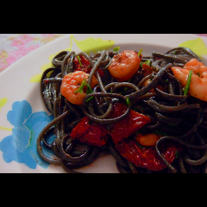 Tagliolini nero di sepia salteado com gambas e tomate seco em balsamo de azeite e salsa frisada