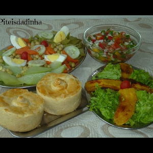 TORTINHA DE CARNE MOÍDA com salada de legumes