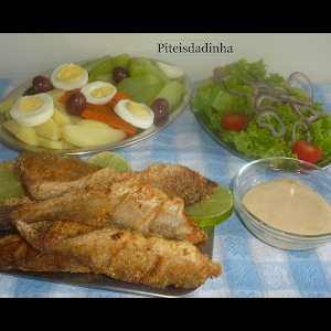 PESCADINHA FRITA NO FUBÁ com salada de legumes e molho c/creme de leite e ainda uma dica de como secar peixe p/fritar
