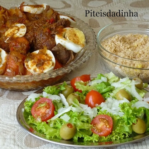 CARNE DE PANELA com farofa de ovos e salada de alface, tomatinhos e azeitonas