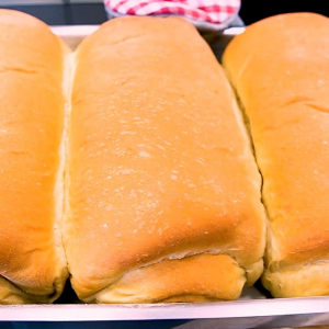 Pão caseiro sem ovos muito fofinho para servir no lanche da tarde ou café da manhã
