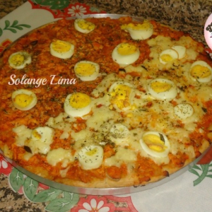Pizza de frango, ovos, queijo e manjericão