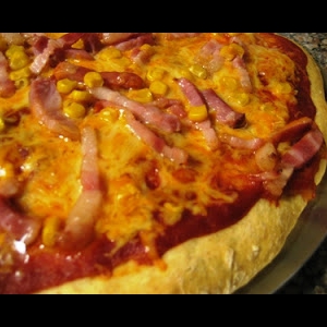 Pizza bacon e milho com massa de batata