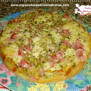 Pizza rápida de azeitonas, queijo, presunto, ervilhas e cenouras