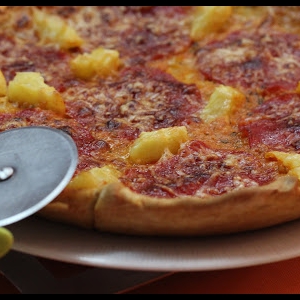 Pizza 'com Batota' do Jamie Oliver [de Salame e Ananás]