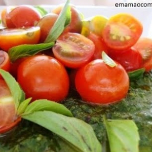 Salada de tomate com molho de manjericão