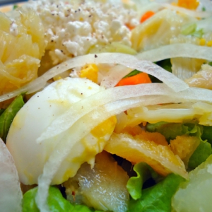 Salada Completa com Lascas de Bacalhau