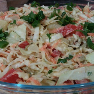 Salada de repolho completa e deliciosa dá para fazer várias vezes na semana