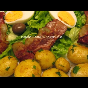 Batatinhas Novas Salteadas com Ovo, Bacon e Salada Verde