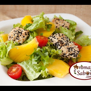 Salada com frango, manga e tomate cereja