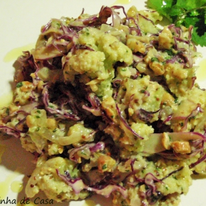 Salada de maionese com repolho roxo, couve-flor e mostarda