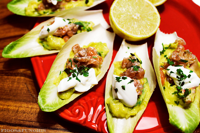 Barcas de endívia com guacamole e tartar de salmão