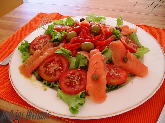 Salada Alface, Tomate, Pimentos e Salmão Fumado