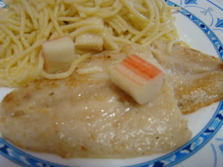 Filetes de peixe-gato riscado na frigideira, com esparguete salteado com delícias do mar