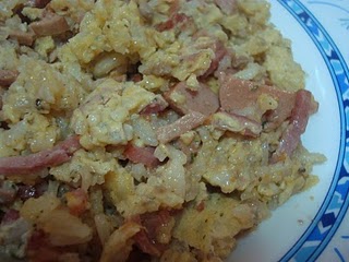 Arroz de ovo com salsichas e carne picada