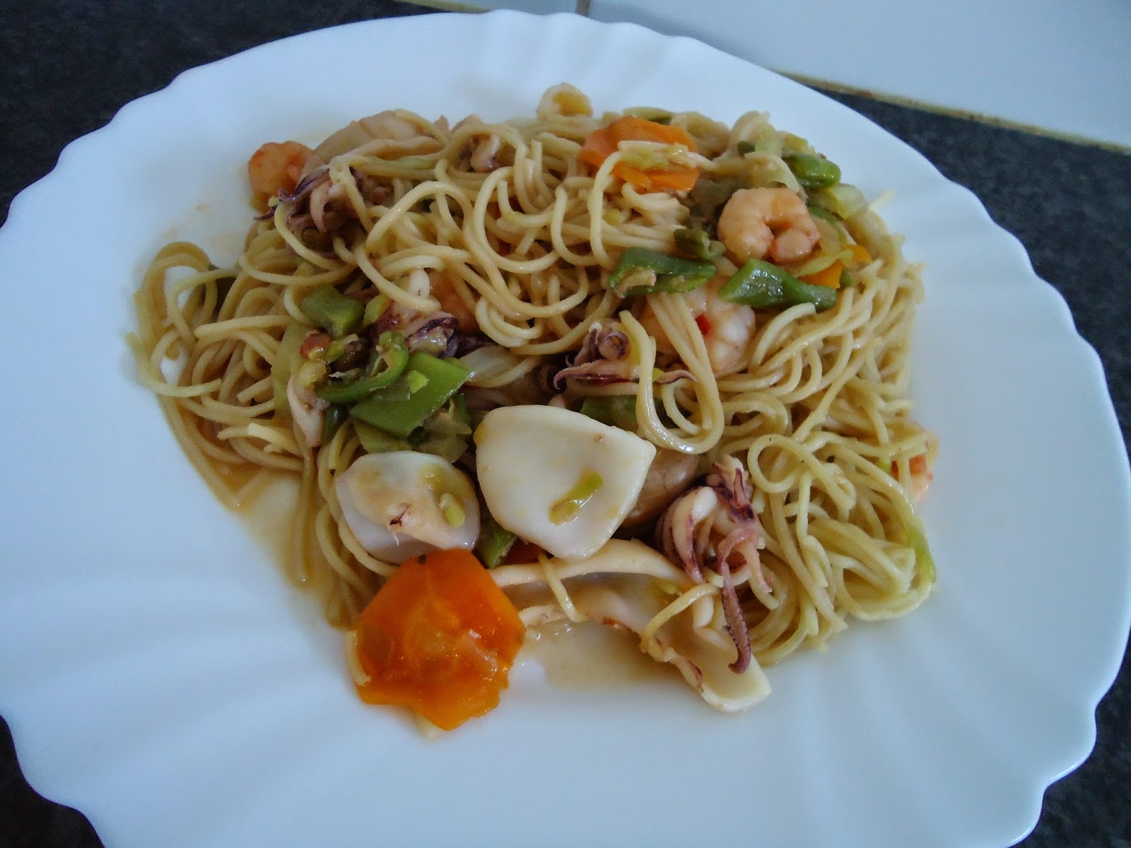 noodles de lulas , camarão e legumes