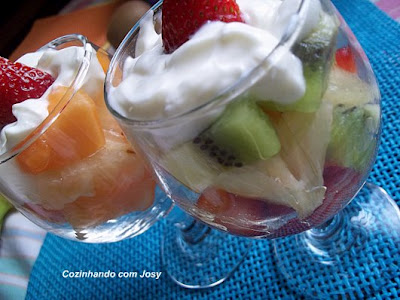 Salada de Frutas com Iogurte Grego