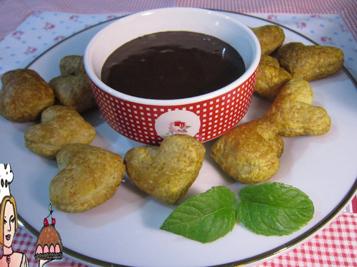 Corações folhados estaladiços com fondue de chocolate e menta