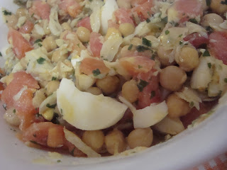 Salada de bacalhau com grão, pimento e tomate