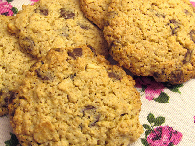 Cookies de aveia com chocolate e avelãs