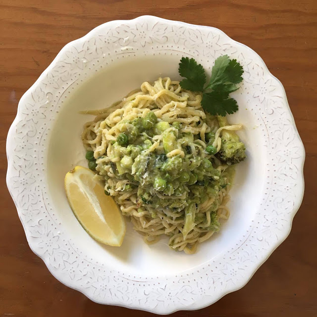Spaguetti fresca com brócolos, ervilhas, courguete e coentros