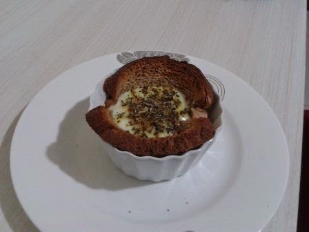 Cestinha de pão de centeio com ovo