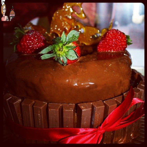 Bolo de aniversário com cobertura de chocolate, morangos e esculturas de caramelo ♥♥♥