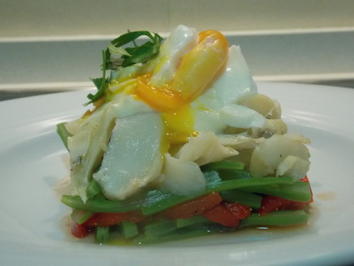 Salada quente de bacalhau com feijão verde e pimentos